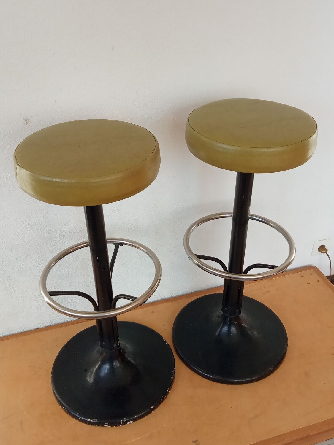 Pair of 60s tulip foot bar stools