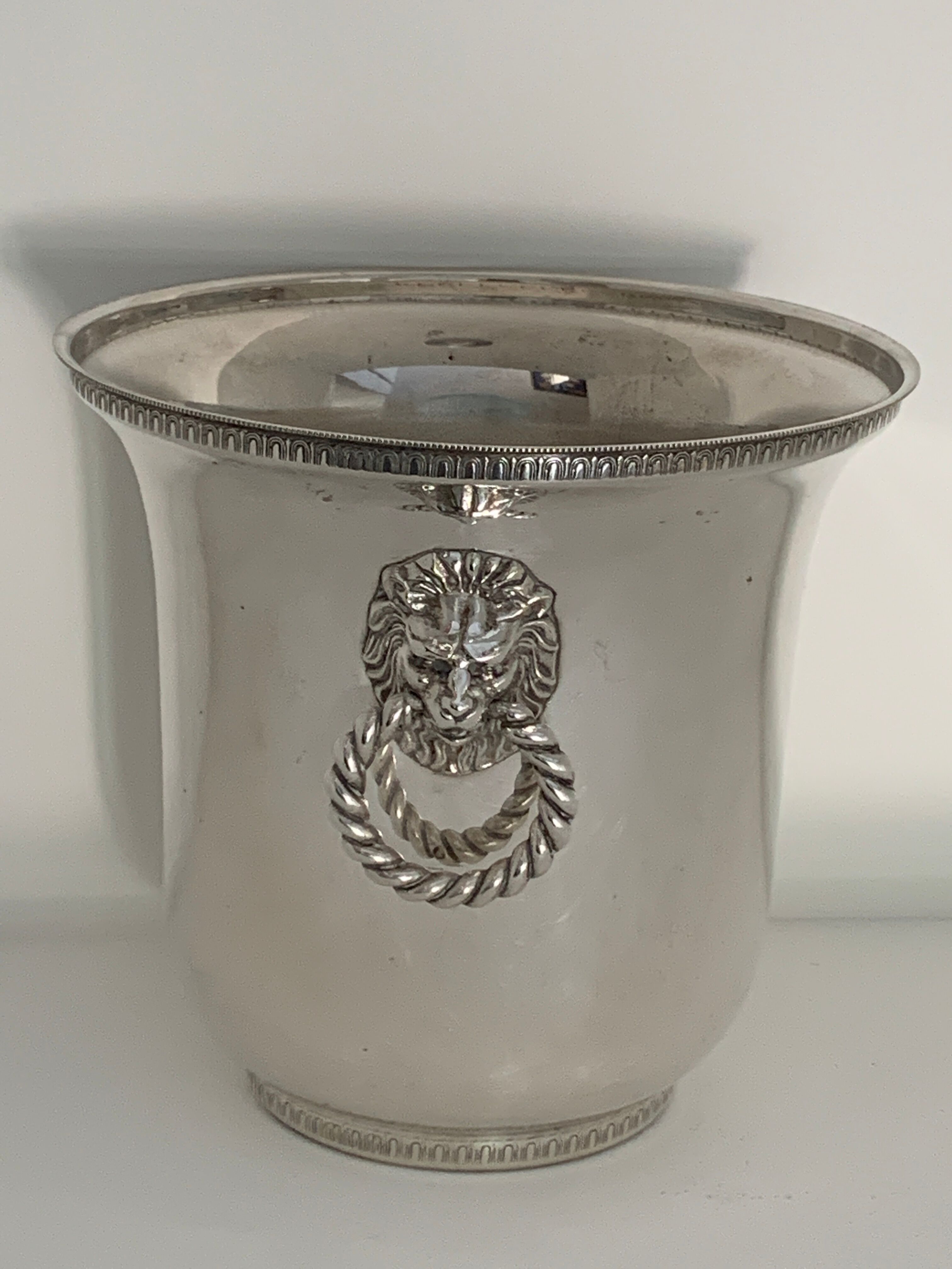 Paire de seaux à champagne anciens en métal argenté, décor têtes de lions
