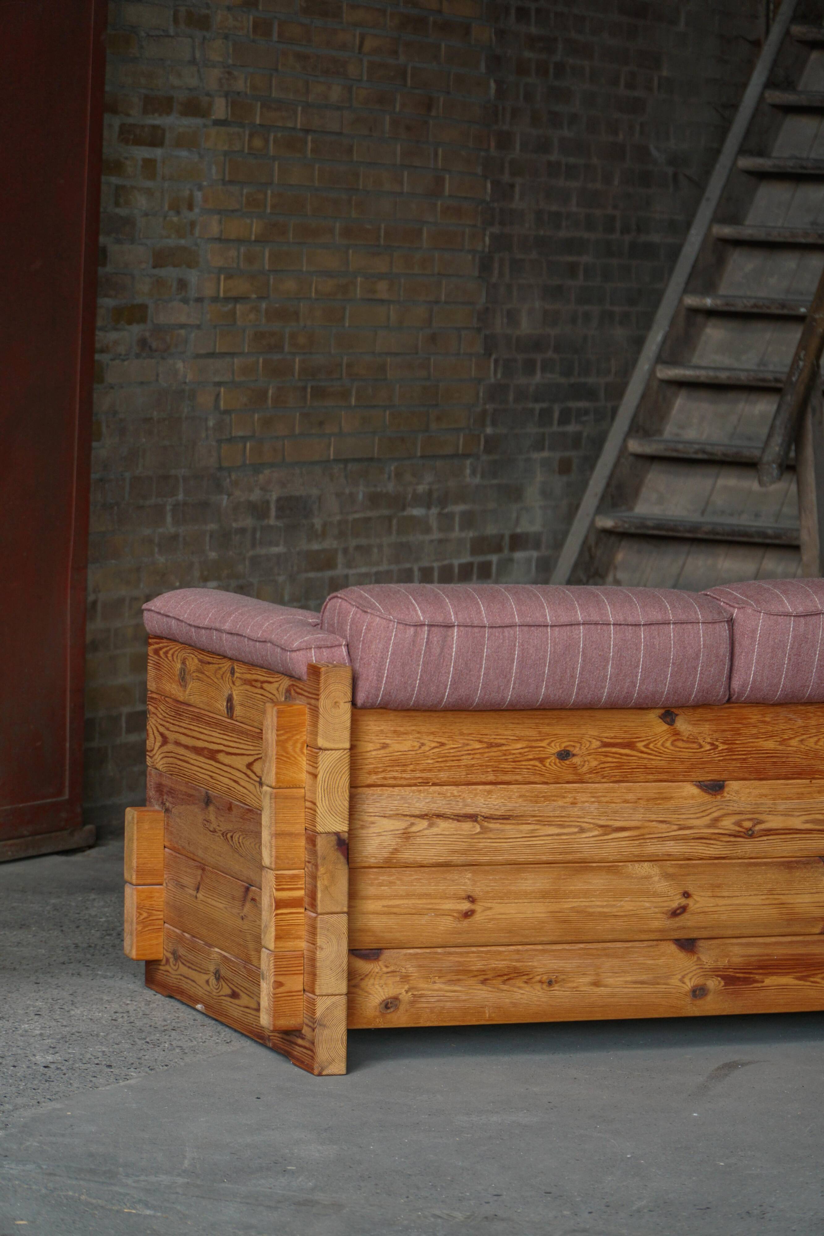 Modern Danish three-seater canapé in pomeranian pine and wool, by Christian IV, 1970s.