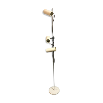 3-spot metal lamppost