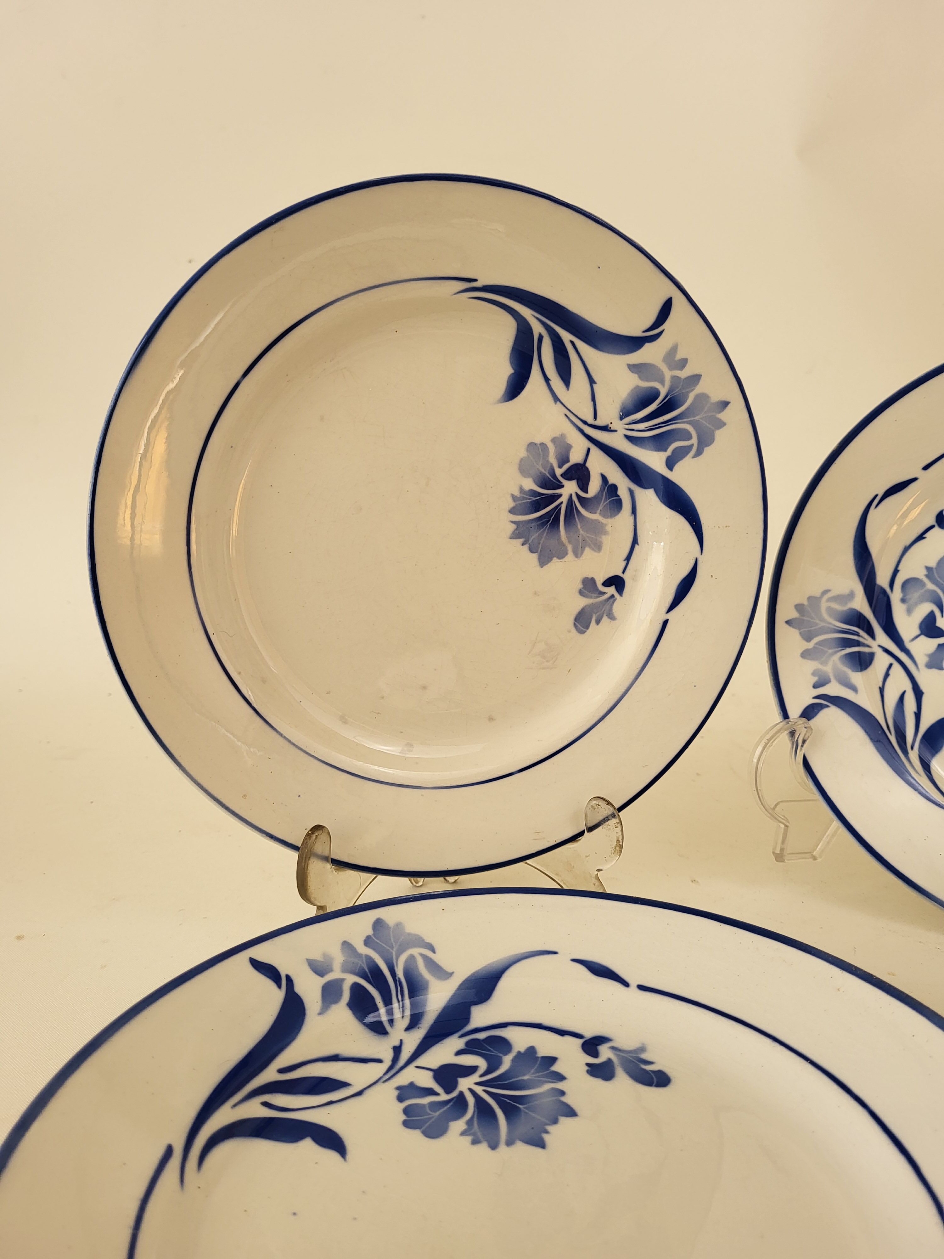 4 flat plates in Gien earthenware model Alberic