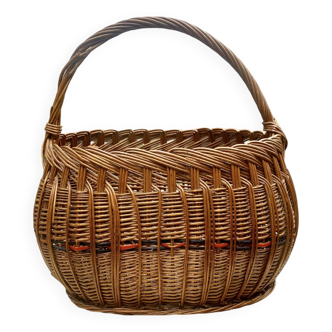 Ancien panier en osier tressé et scoubidou
