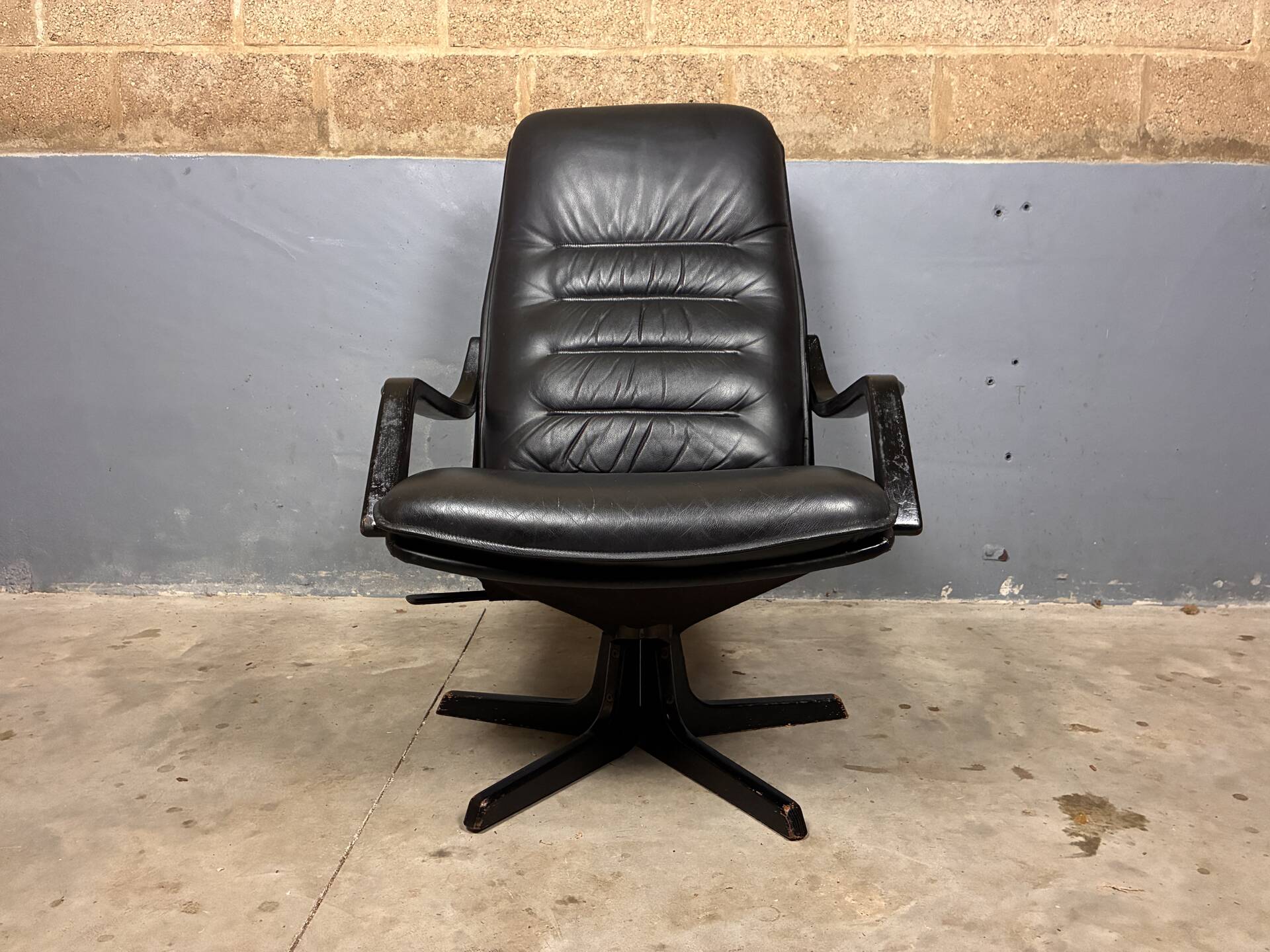 Danish Design Berg C90 Swivel armchair Leather