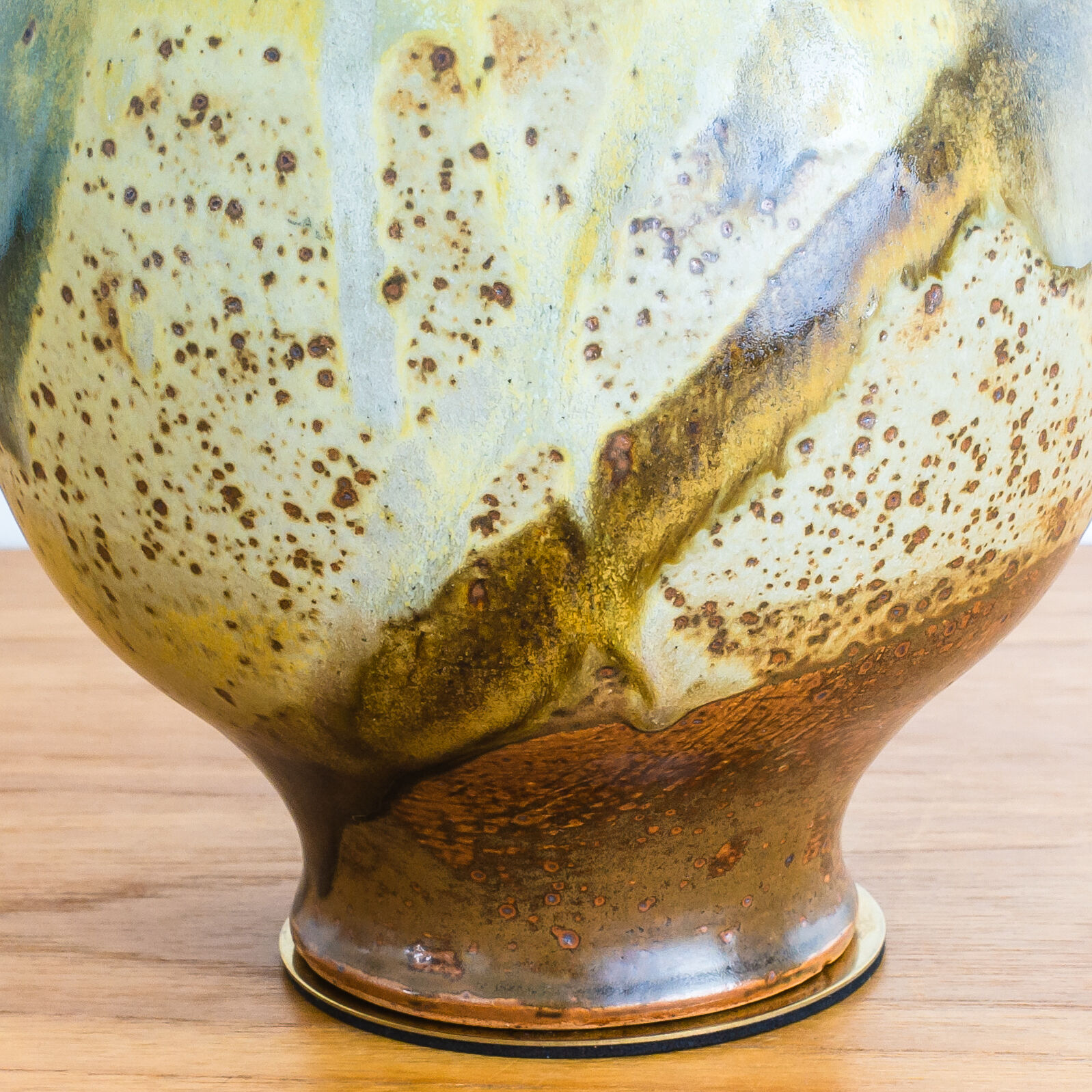 Green enamelled circular sandstone amphorae - Work Francais - Circa 1960