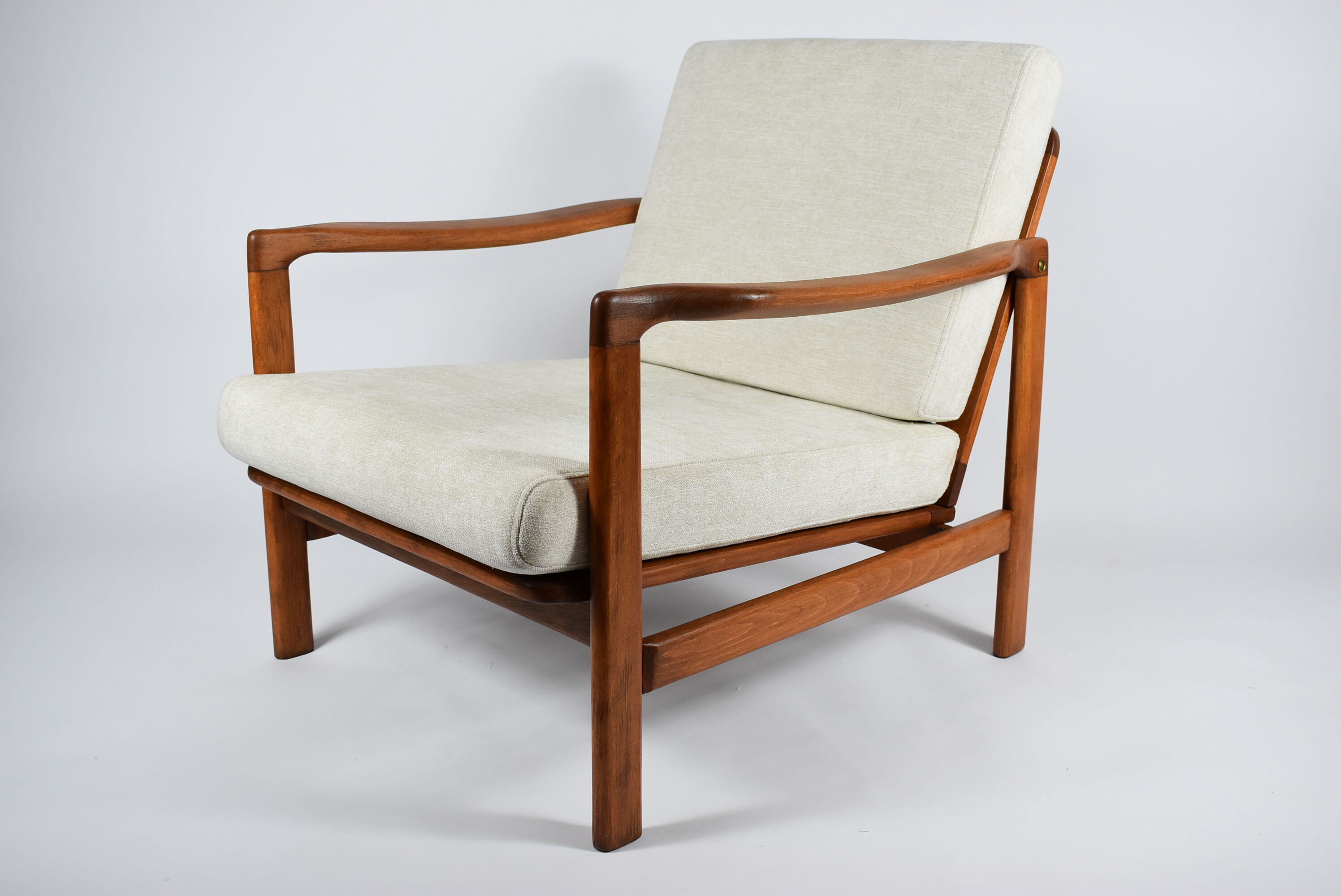 Fauteuil d’origine scandinave, entièrement restauré, rembourré, designer Z. Baczyk, années 60, beige