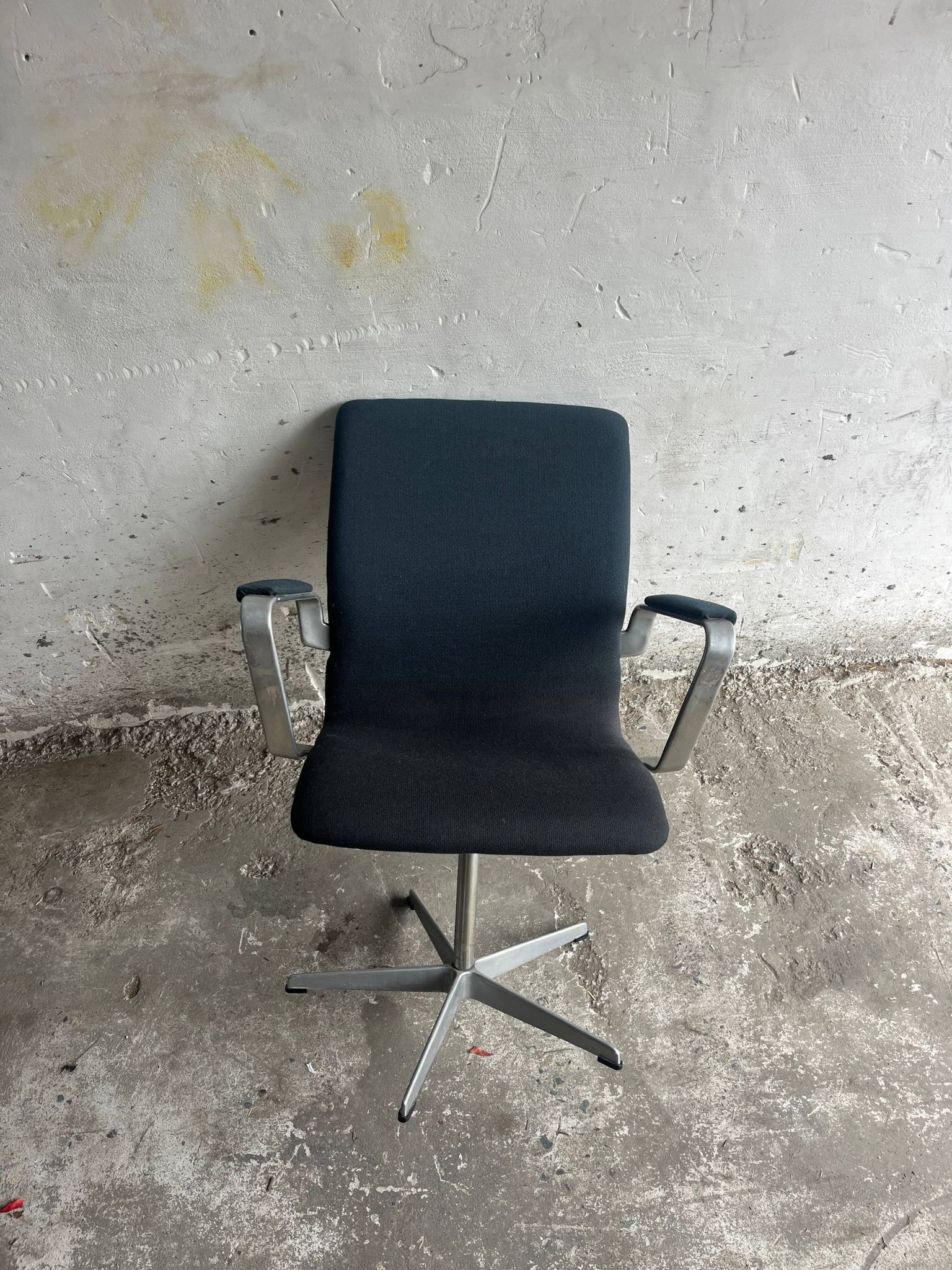 Fritz Hansen 'Oxford' Arne Jacobsen swivel chair — black wool upholstery, aluminium base, 1970s
