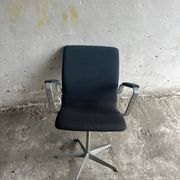 Fritz Hansen 'Oxford' Arne Jacobsen swivel chair — black wool upholstery, aluminium base, 1970s