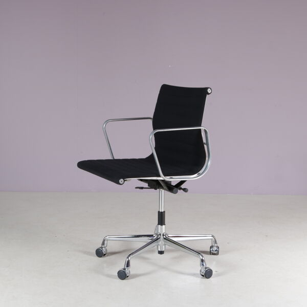 Fauteuil ''EA118'' des années 2000 par Charles et Ray Eames pour Vitra, Allemagne