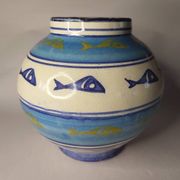 Vase en céramique portugaise décoré de poissons bleus et dorés