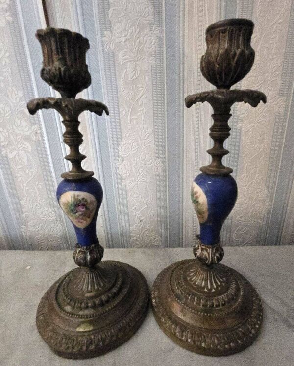 Paire de bougeoirs anciens en laiton, bronze et porcelaine de Sevres – Décor floral –