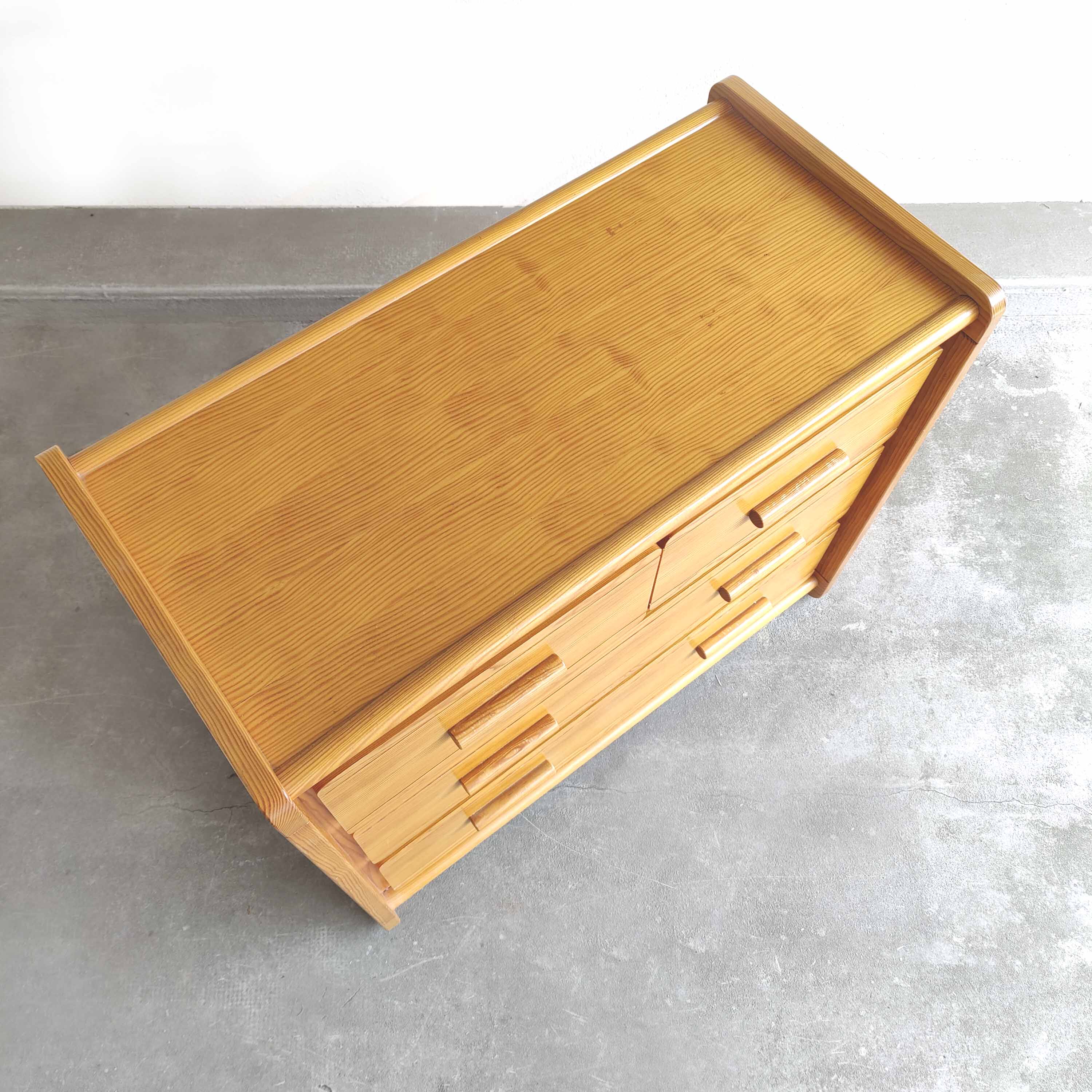 Vintage pine chest of drawers