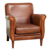 Fauteuil en peau de mouton vintage robuste avec une belle couleur cognac.