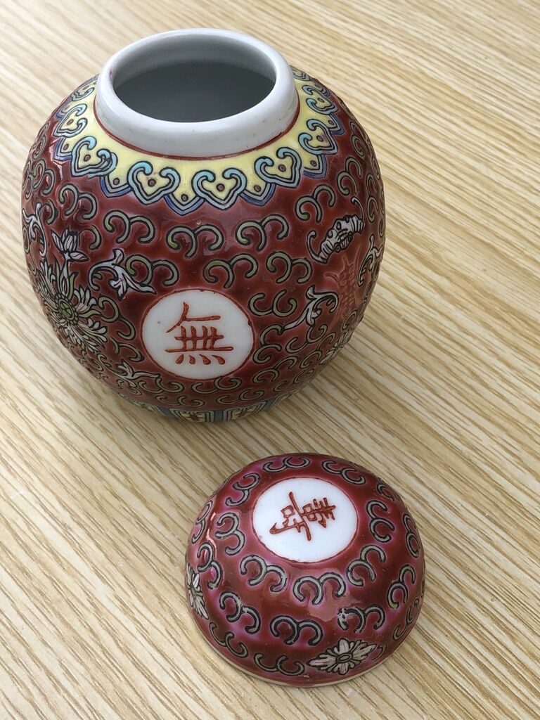 Porcelain pot of China