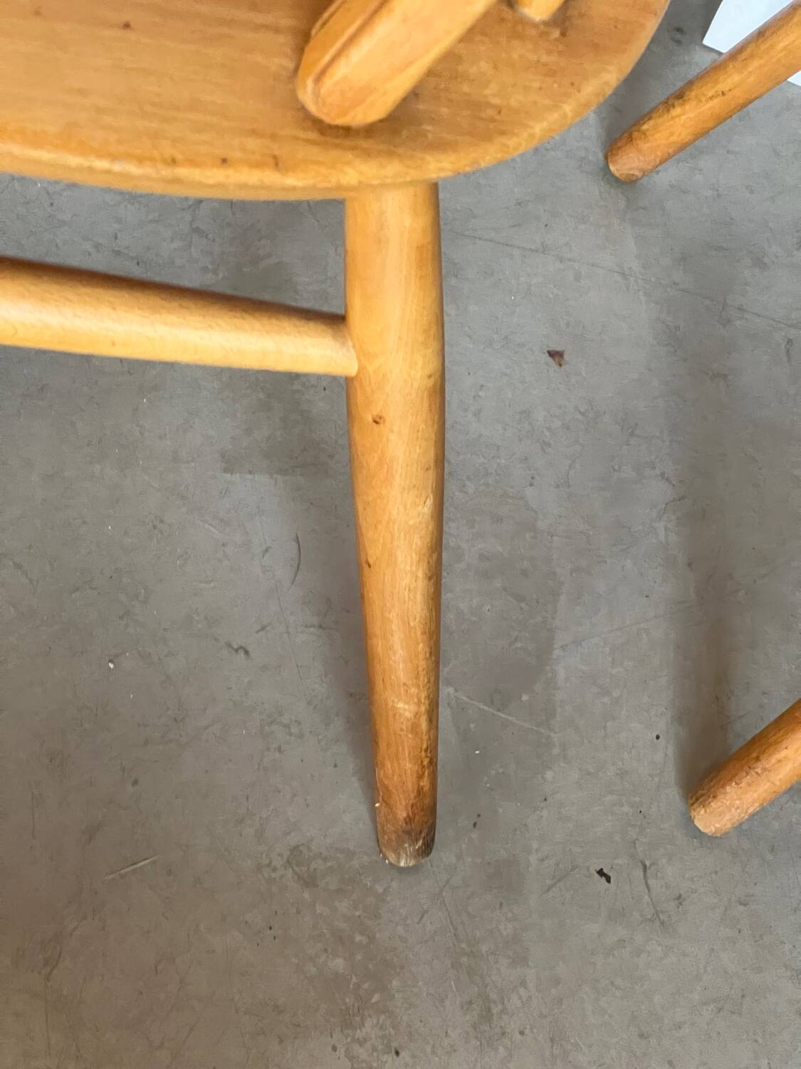 Paire de chaises scandinaves en bois clair