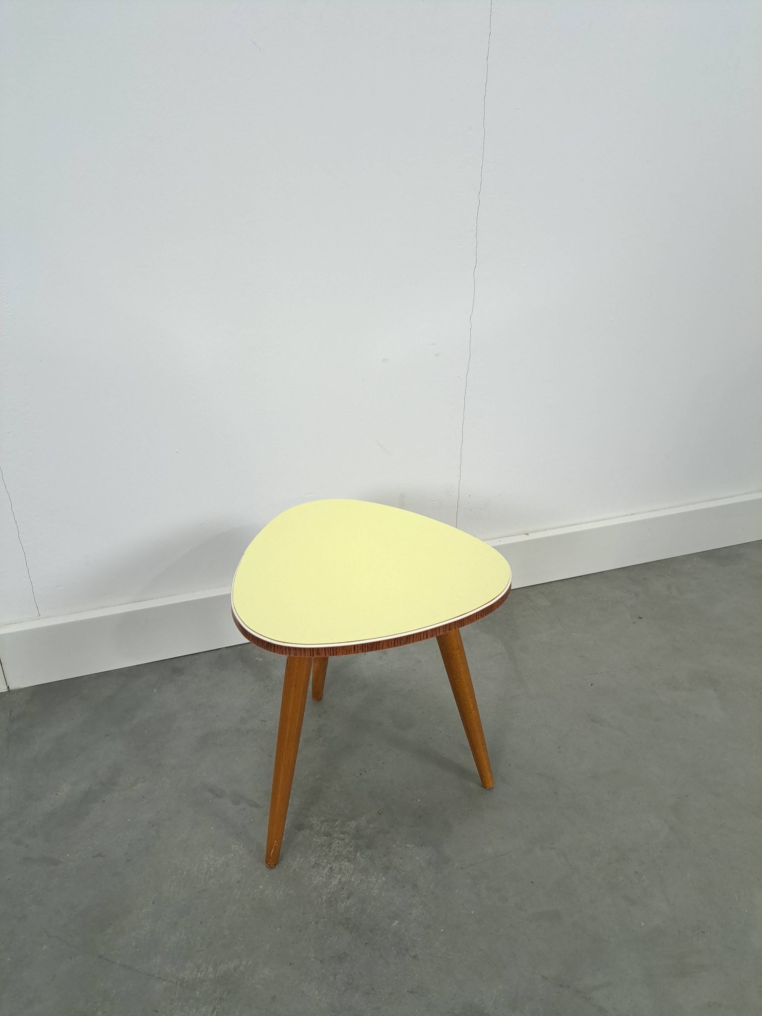 Table à plantes jaune avec pieds en bois 1950, table d'appoint