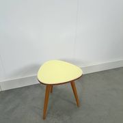 Table à plantes jaune avec pieds en bois 1950, table d'appoint