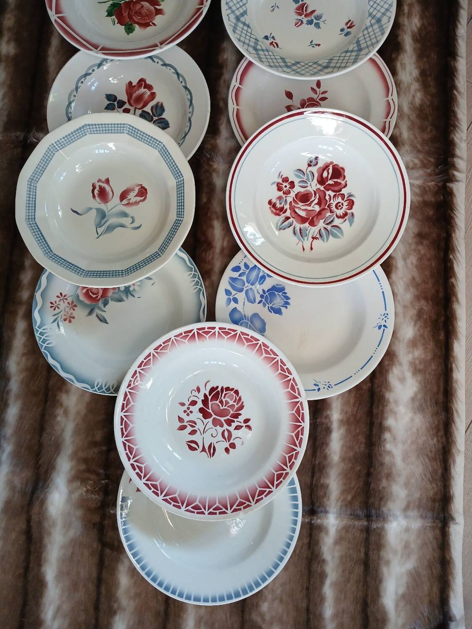 16 assiettes creuses anciennes dépareillées 