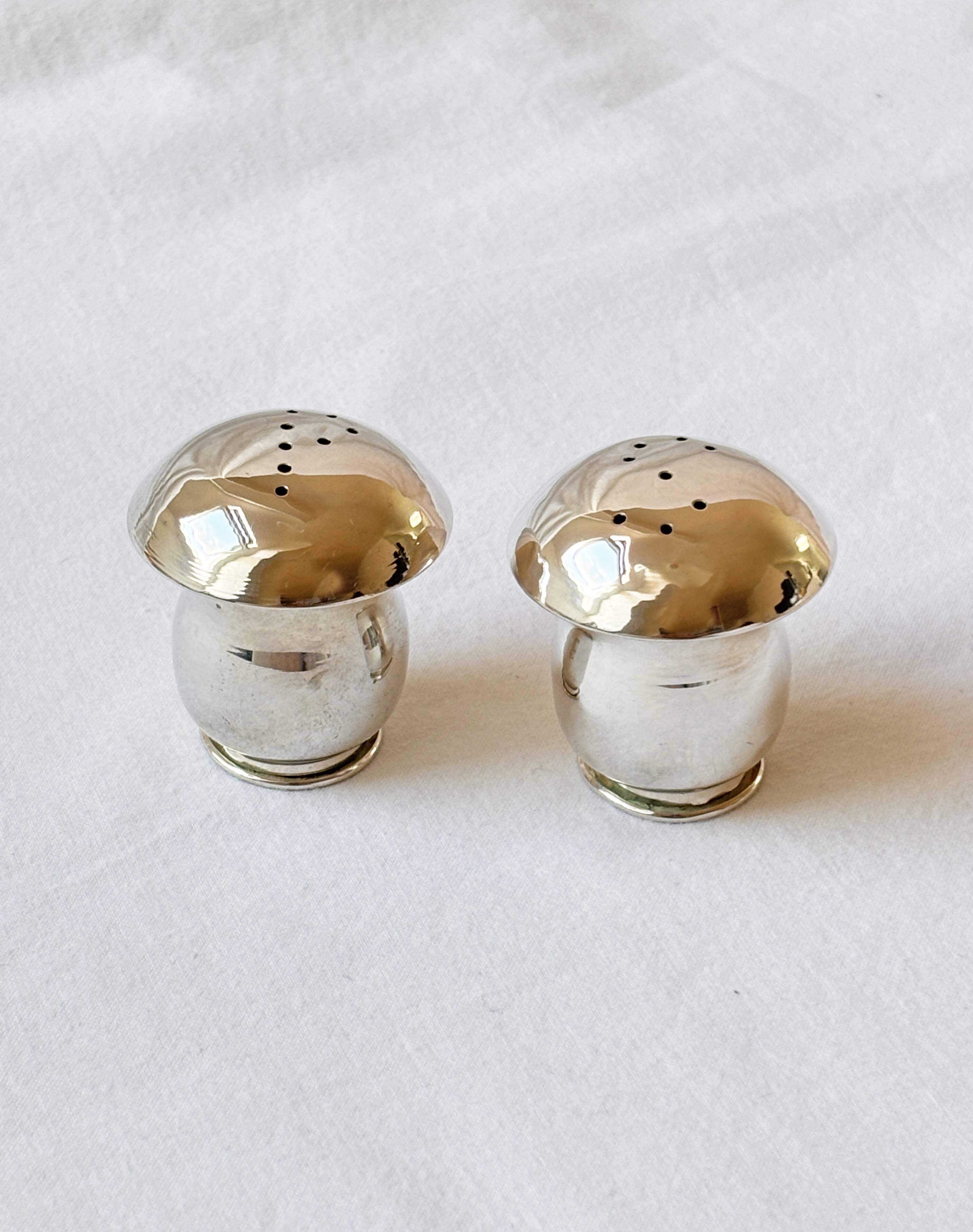 Paire de salière et poivrier en argent 800 en forme de champignon