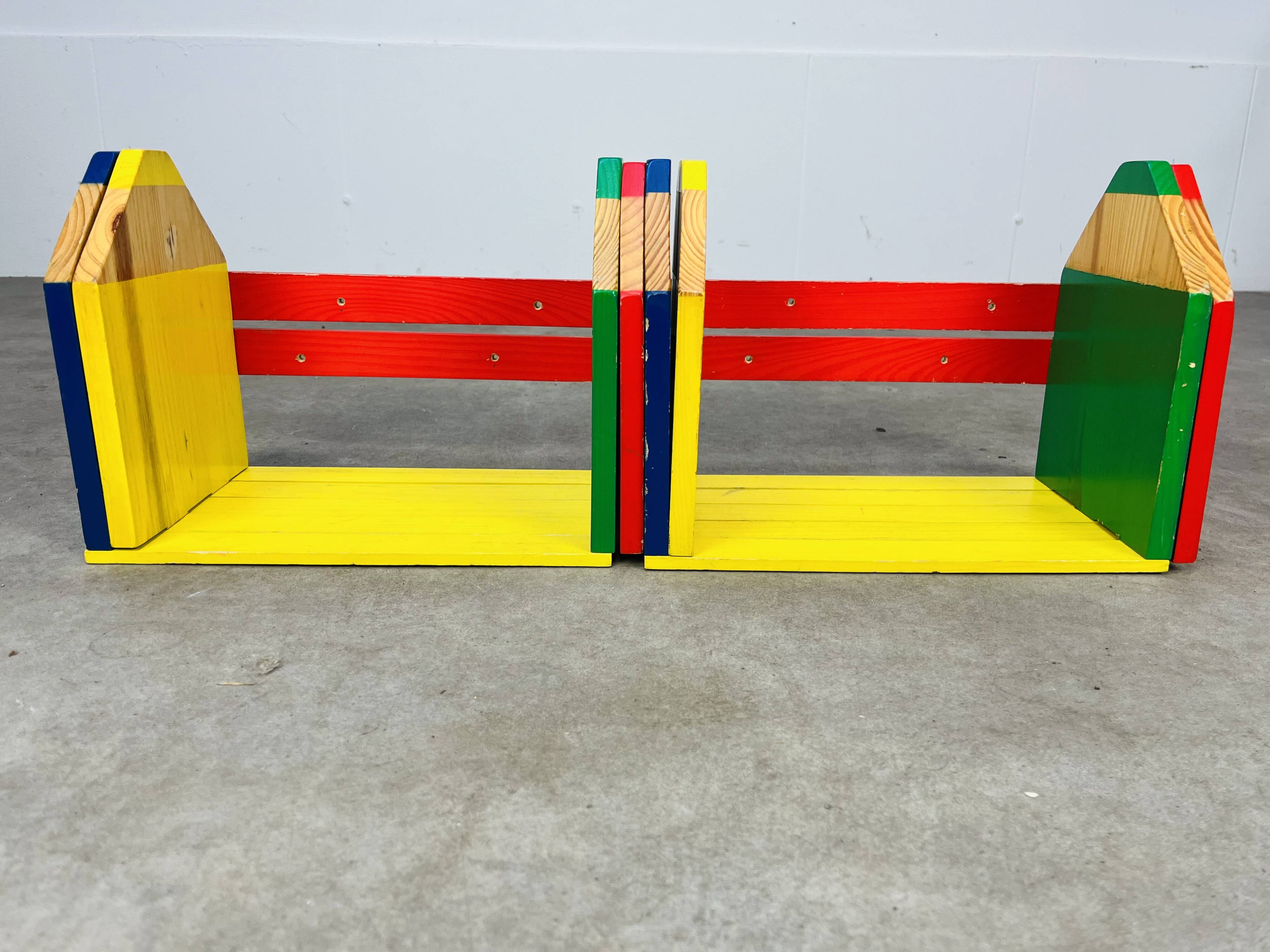 Paire d'étagères crayon murales modulables par Pierre Sala pour enfant