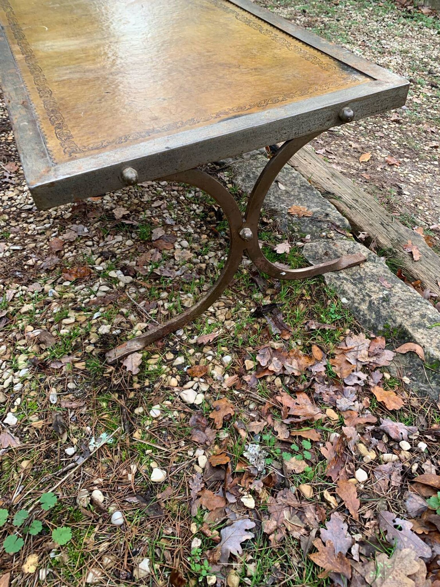 Table basse industrielle en fer forgé argenté et cuir année 70