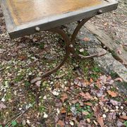 Table basse industrielle en fer forgé argenté et cuir année 70