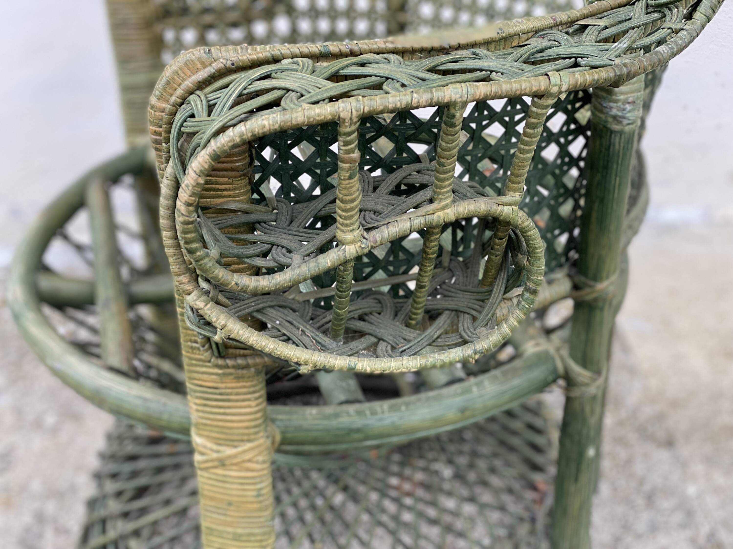 Fauteuil rotin paon patiné vert vintage 1970