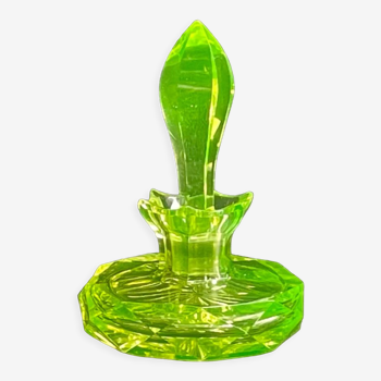 Flacon cristal taillé en ouraline verte – XIXème