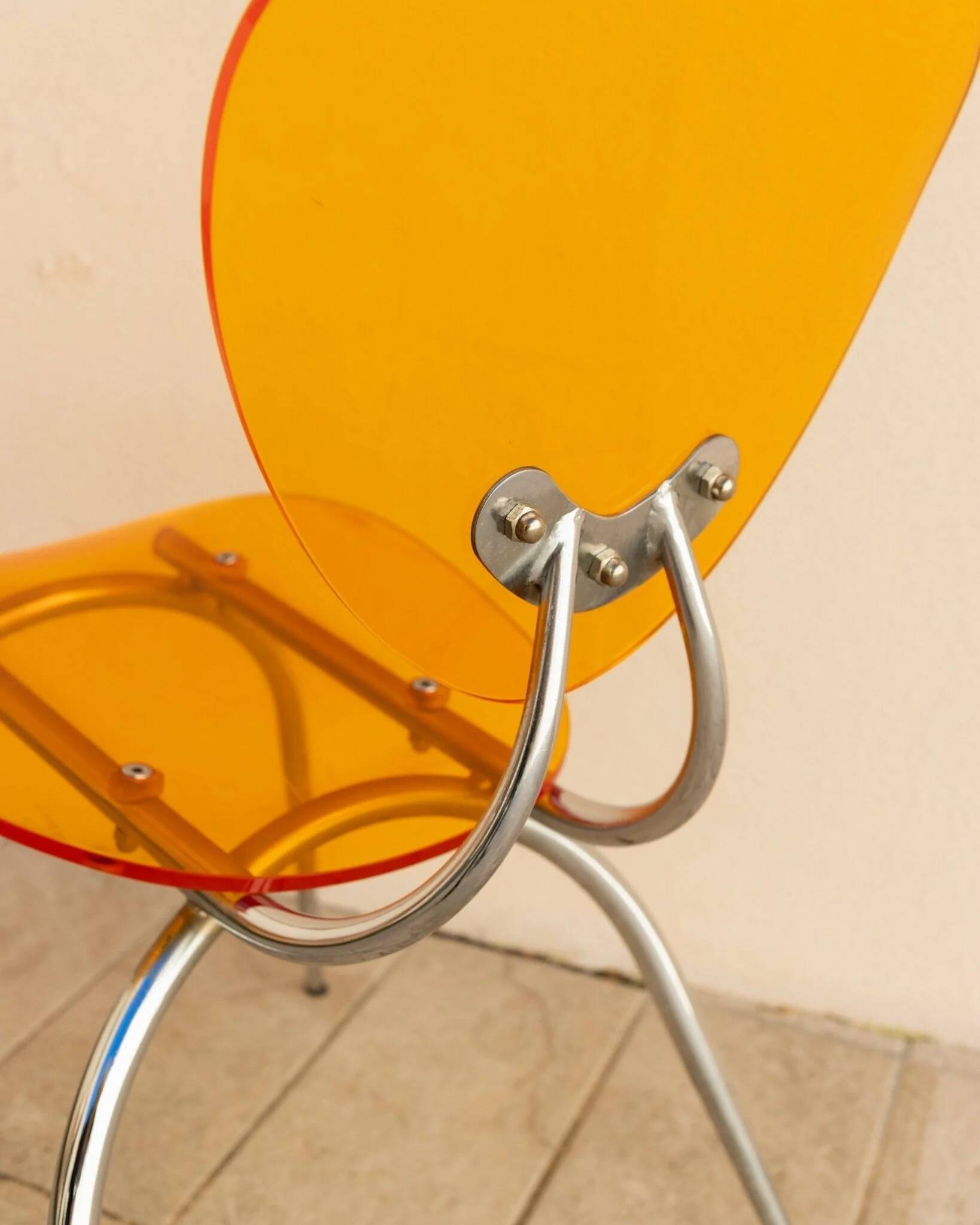 Ensemble de 2 chaises en acrylique orange, style postmoderne Memphis, design italien des années 1980 avec des cadres en chrome.