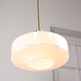 Suspension italienne en verre blanc et laiton du milieu du siècle