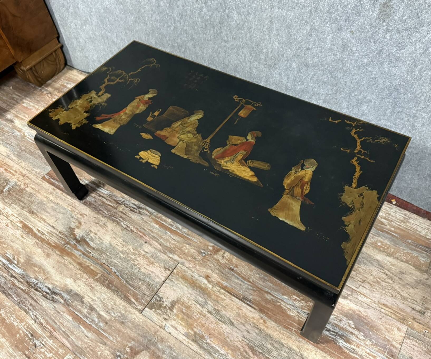Chinese coffee table in black lacquer and colored mother-of-pearl decorations