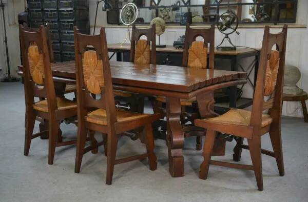 8 chaises en chêne rustique alliant lignes modernes et artisanat breton par un élève de Joseph Savina 1950’s