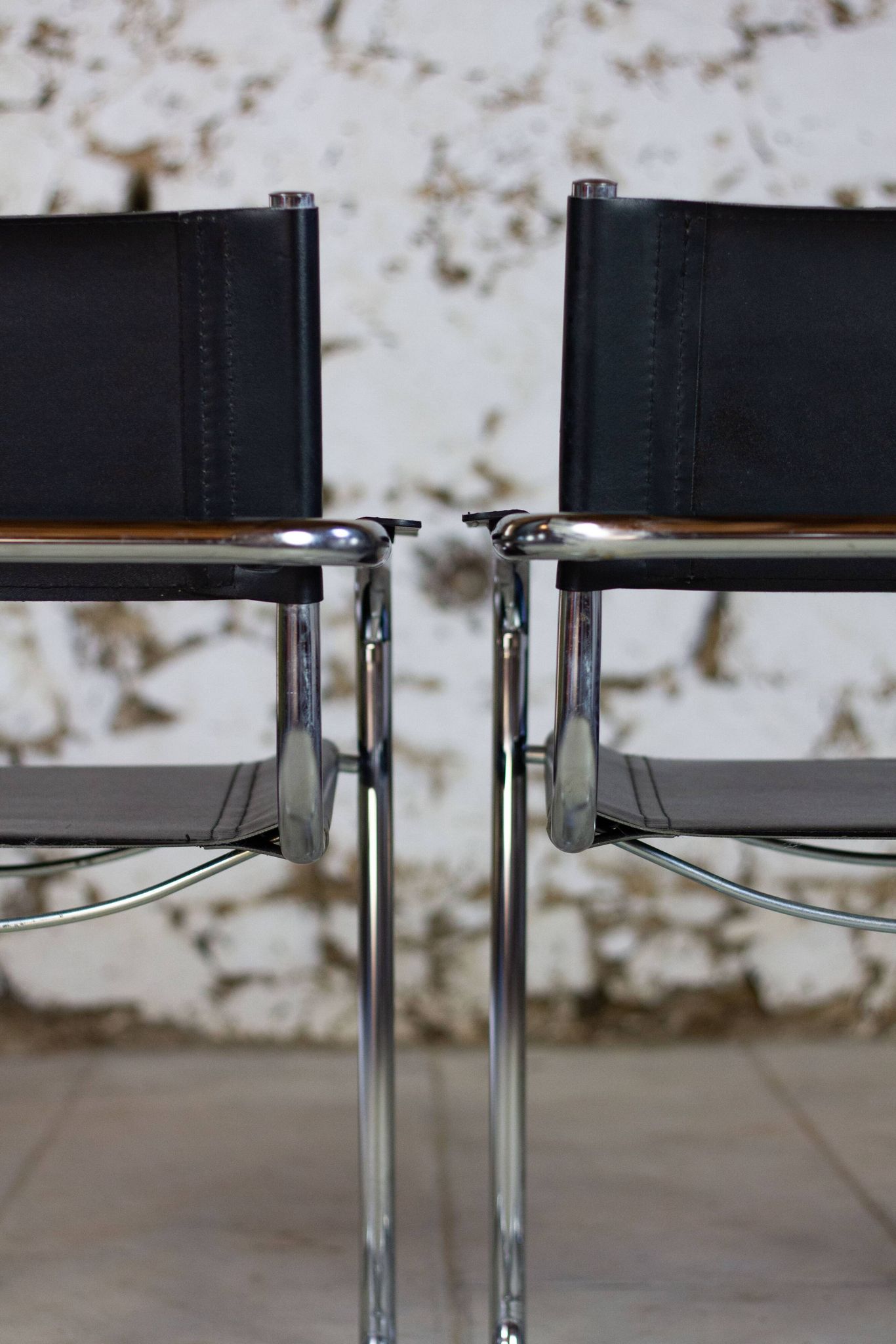 Pair of Bauhaus cantilever armchairs in chromed metal and leather, 1970