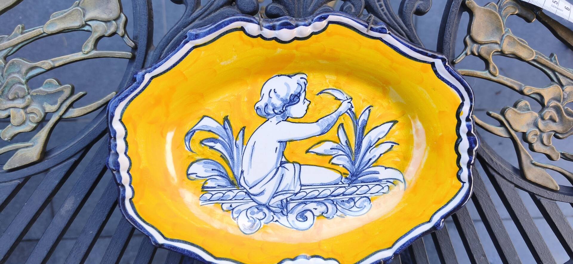 Oval dish in Spanish majolica – El Puente del Arzobispo –
