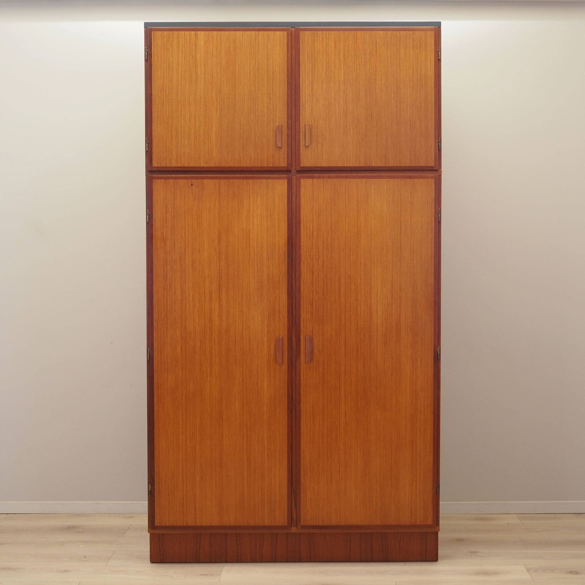 Armoire en teck, design danois, années 1970, fabricant : Omann Jun