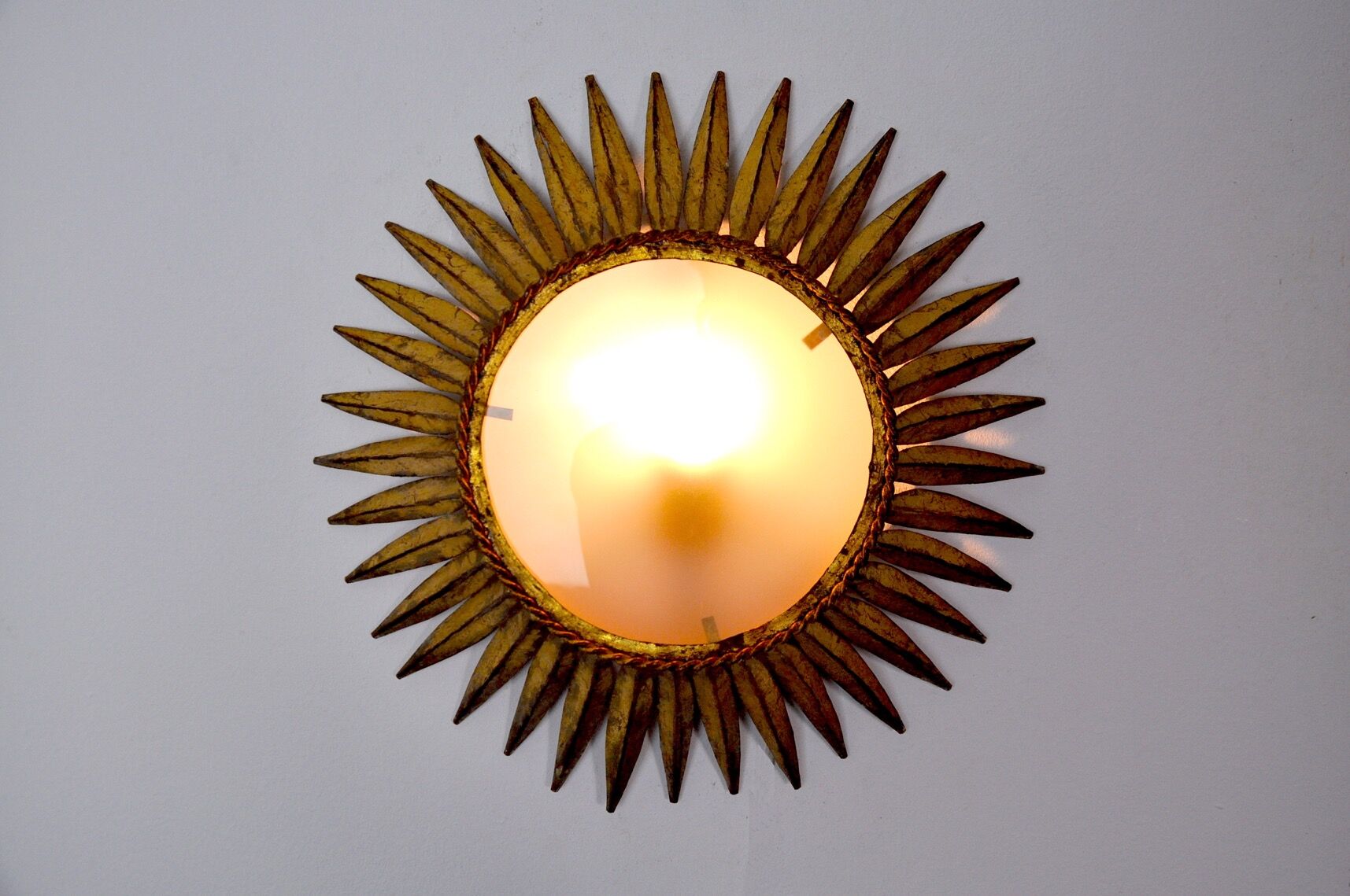Applique soleil par Ferro Arte, métal et feuille d'or, espagne, 1960