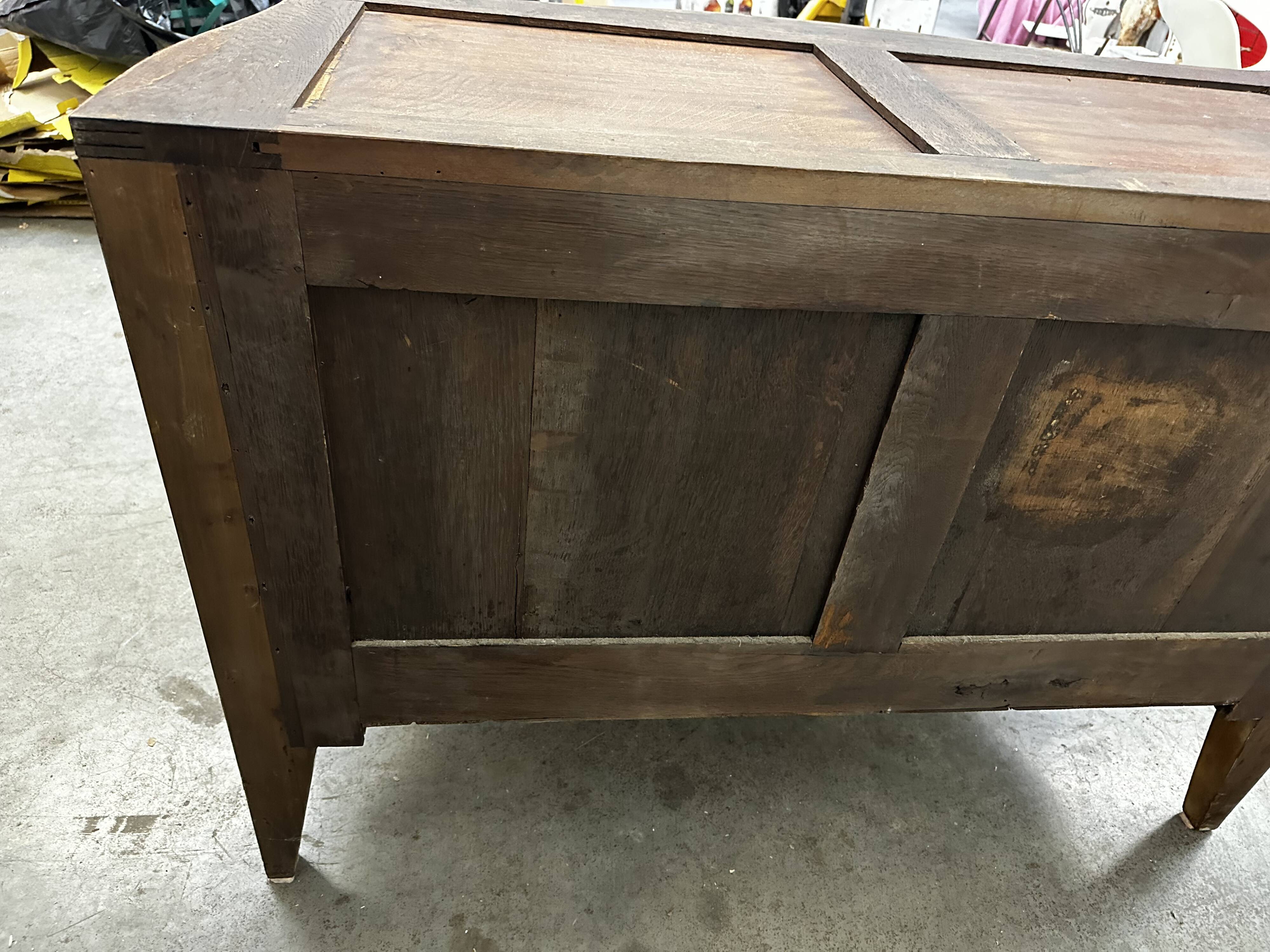 Curved and inlaid chest of drawers, Louis XV style, late 19th-early 20th century