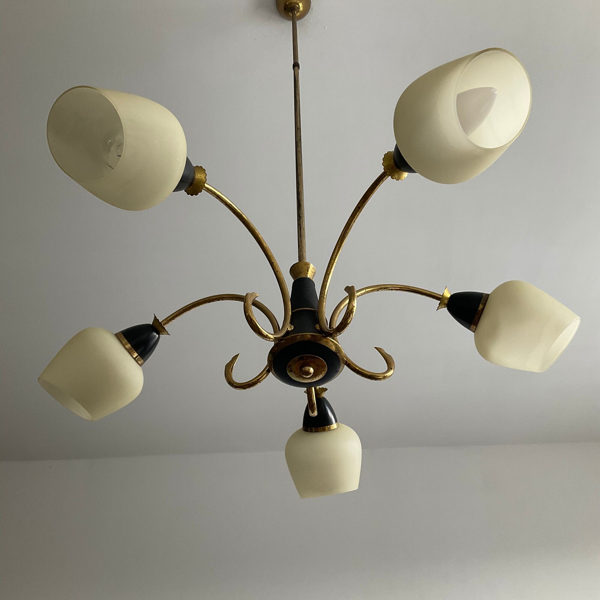 Art deco chandelier 6fires in brass, black metal and opaline