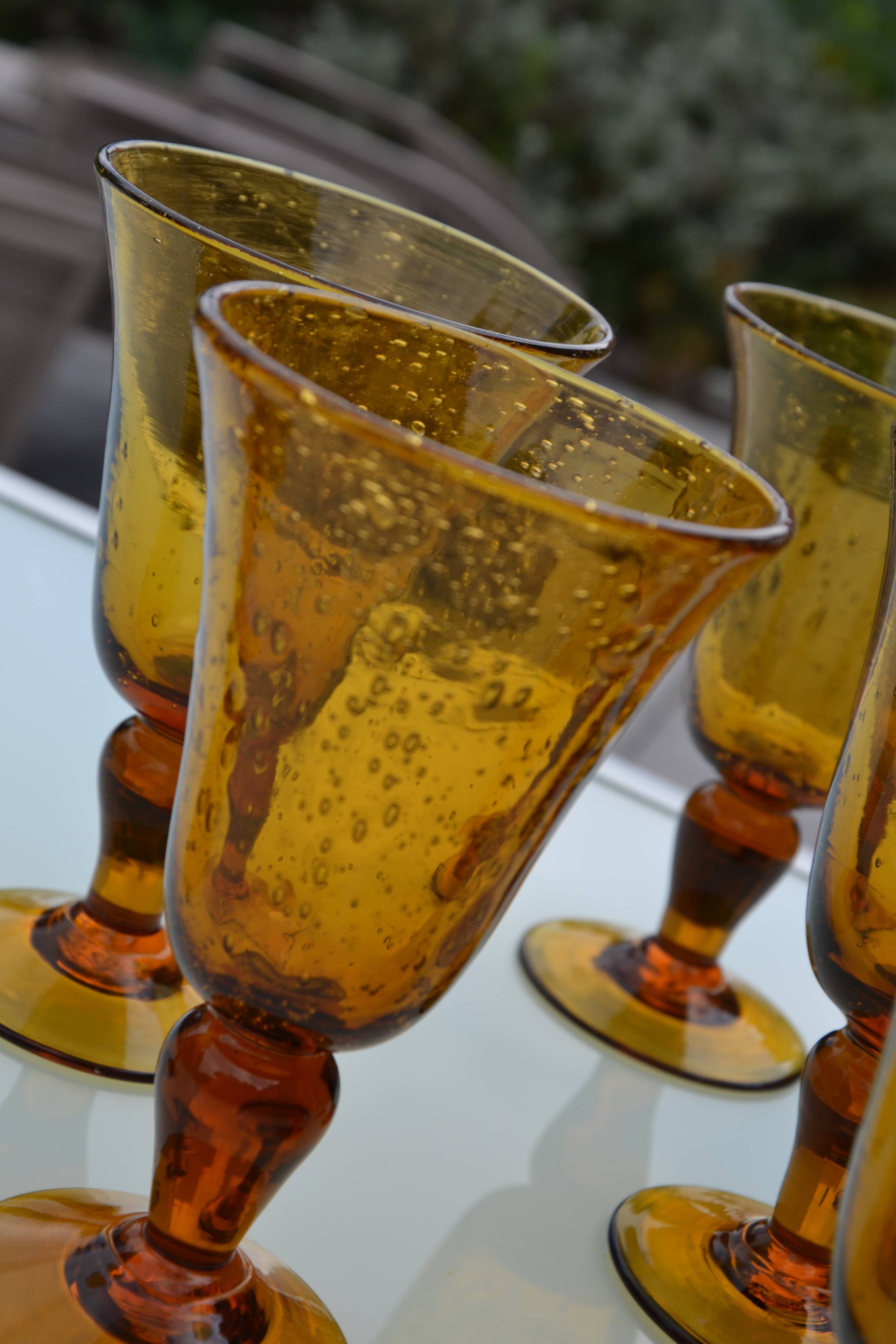8 verres en verre ambré Biot