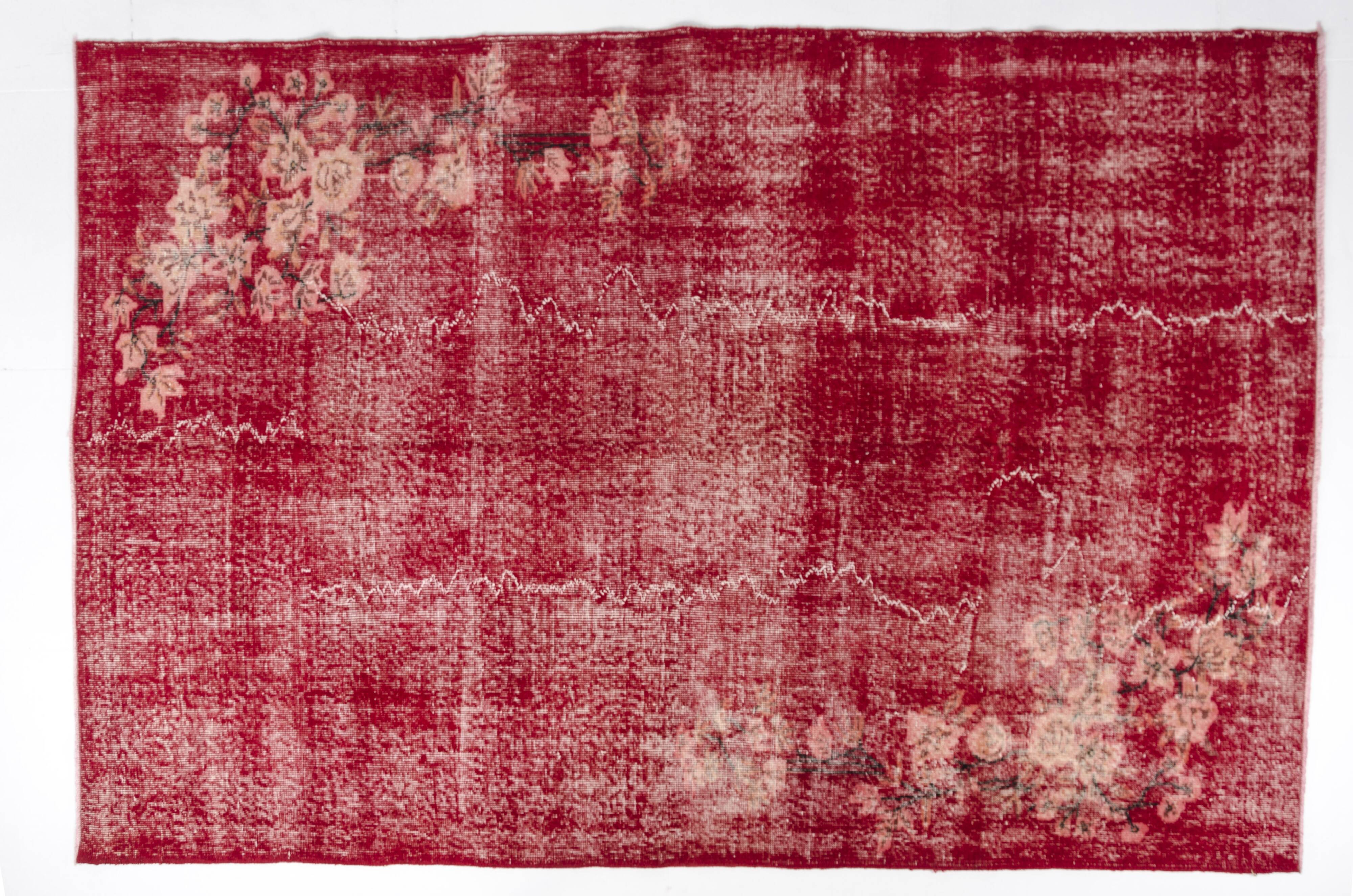 Tapis rouge turc vintage à motif floral