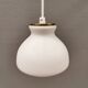 Une paire de lampes suspendues de la verrerie danoise Holmegaard avec abat-jour en verre blanc laiteux.