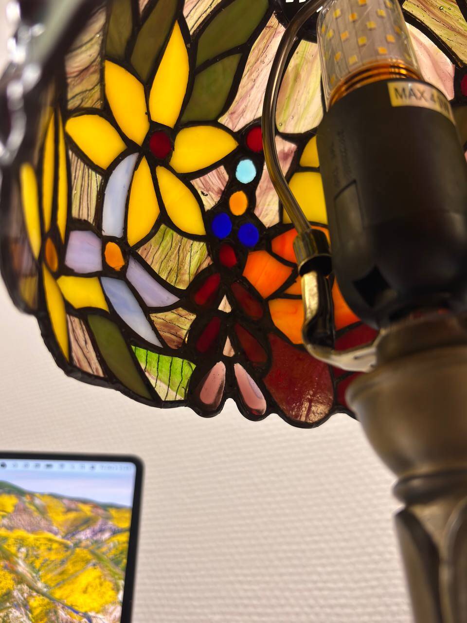 Table lamp - classic design in the style of tiffany