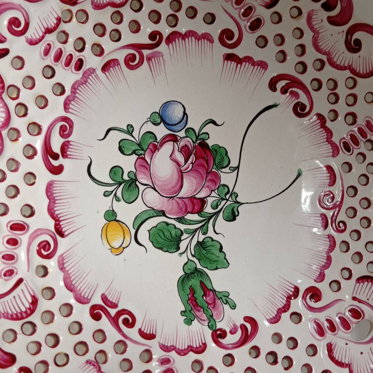 Decorative plate with openwork floral decoration