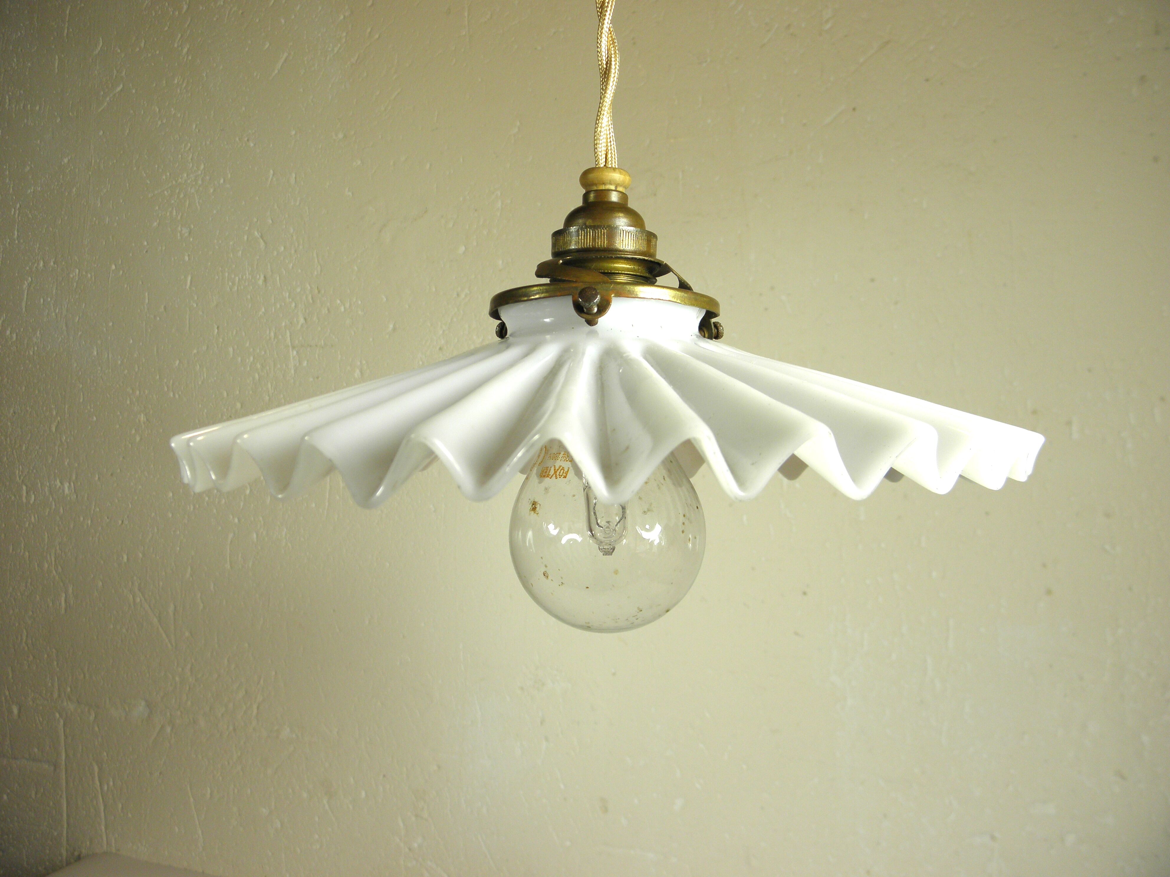 Suspension and rosette in opaline and porcelain