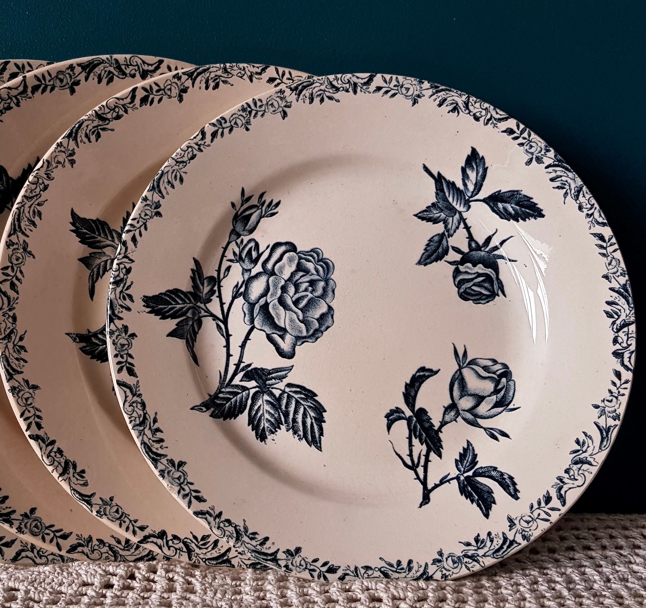 Set of 4 plates old blue flowers on cream background