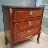 Petite commode marquettée de style transition