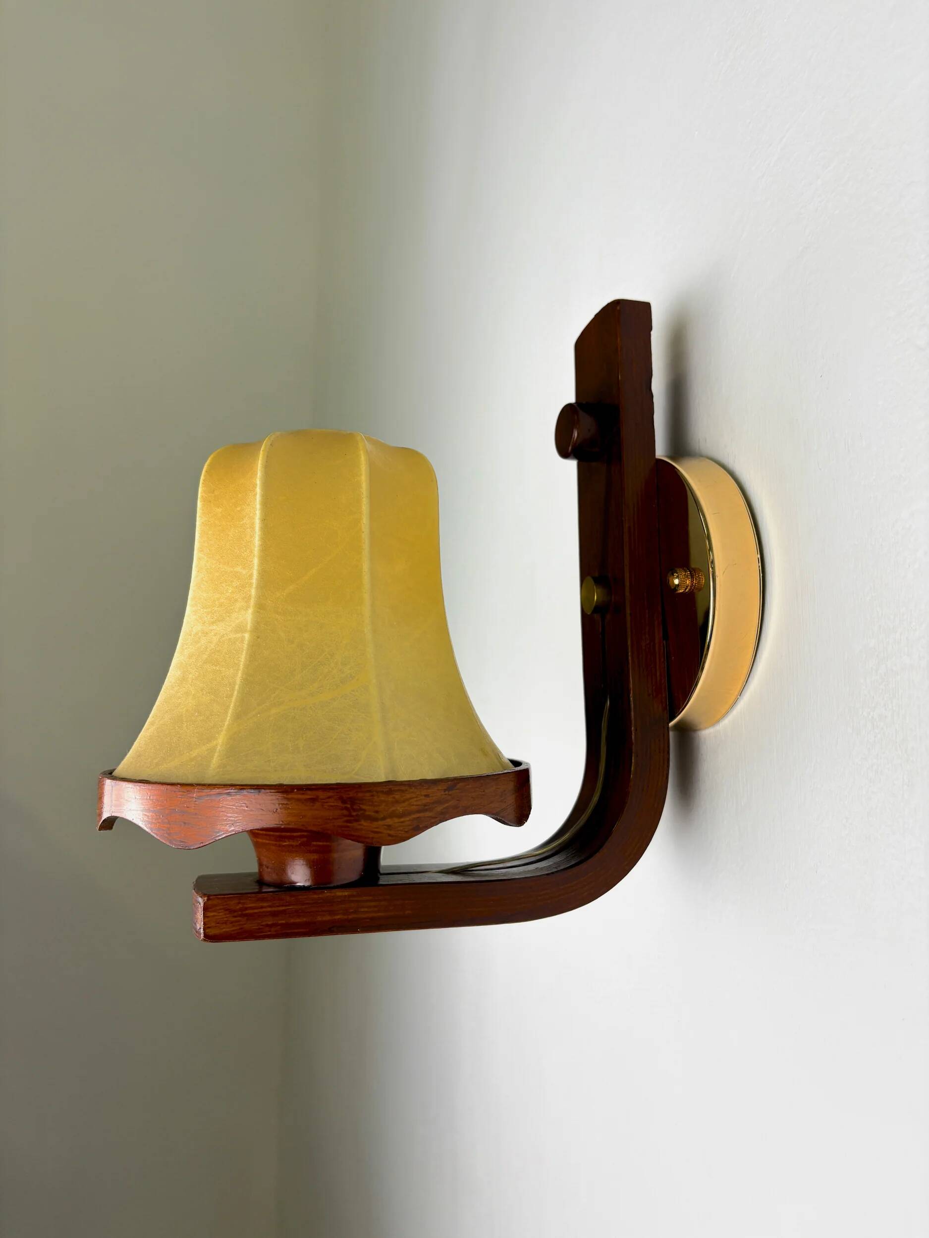 Paire de lampes murales "Cocoon" italiennes, en résine et bois, années 1970.