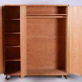 Armoire bauhaus en chêne restaurée, acier chromé, tchéquie, années 1930