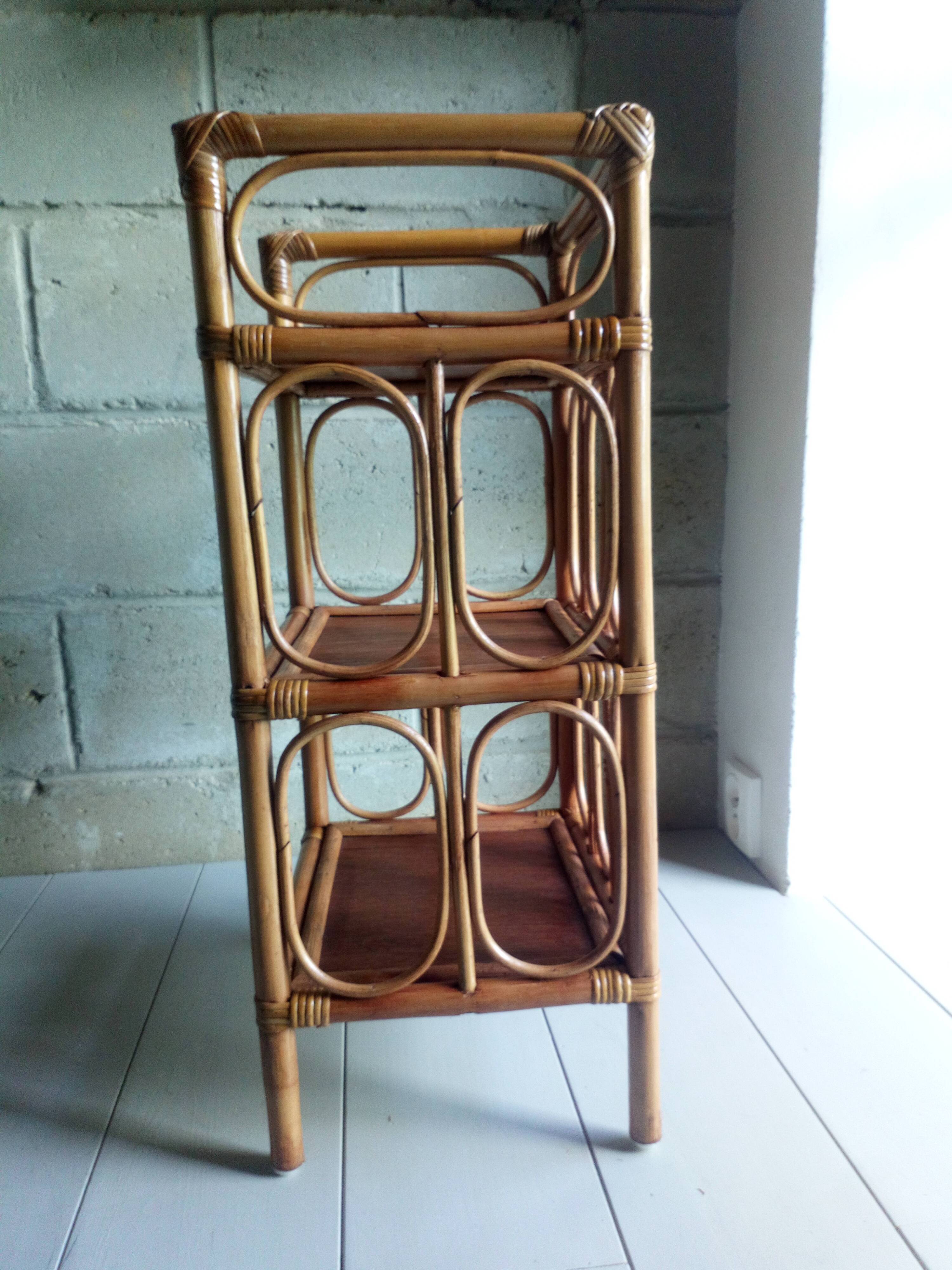 Shelf selette on wooden feet and vintage rattan