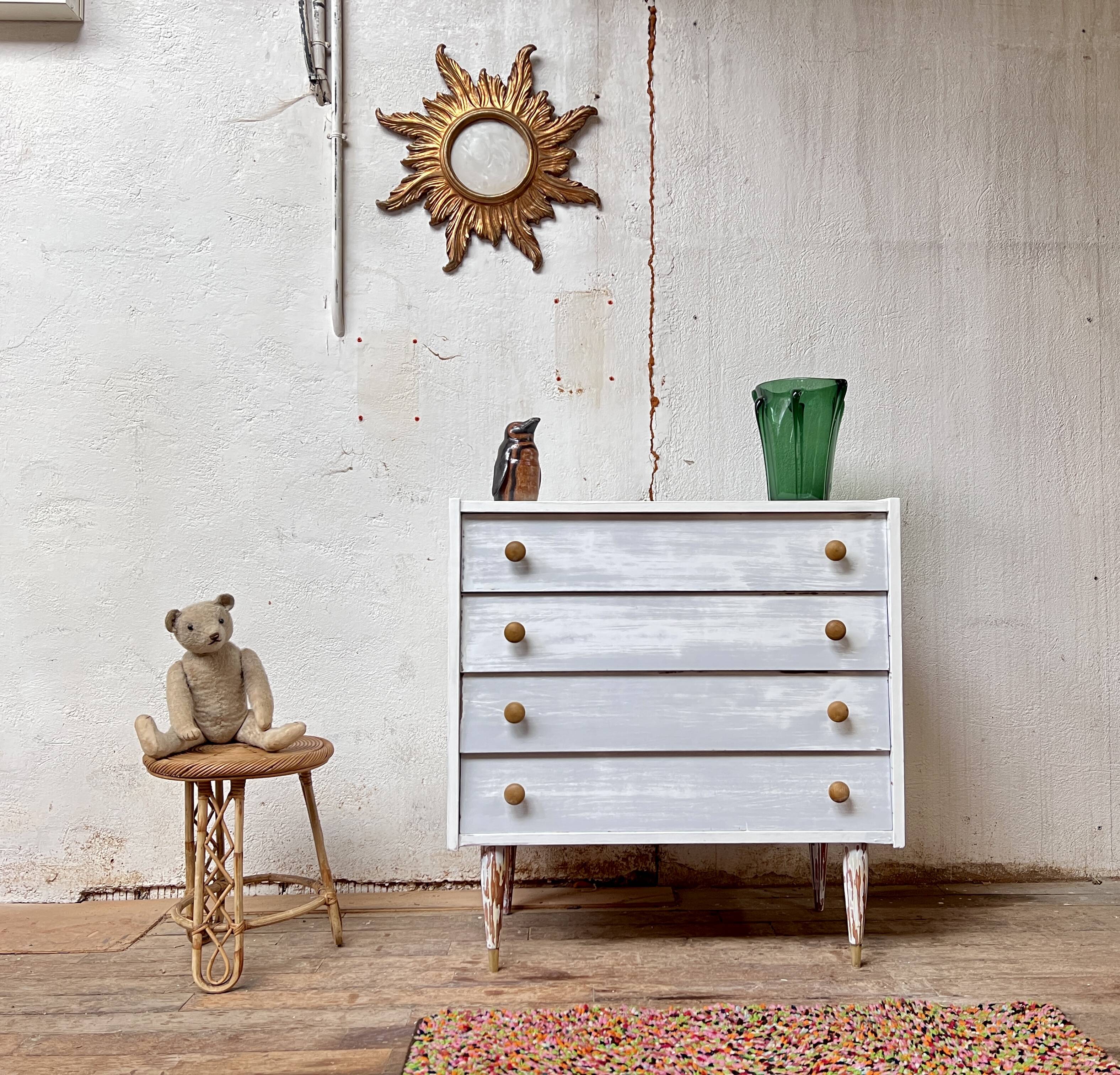 White chest of drawers