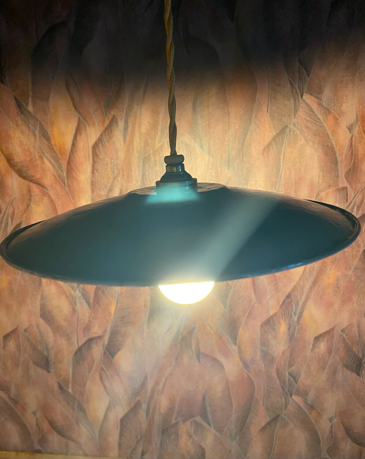 Suspension lamp in enamelled sheet metal